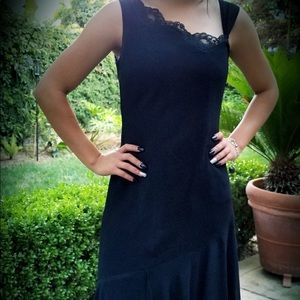 Simple but beautiful “little black dress”